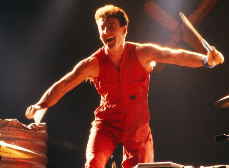 «Απελευθερώθηκε από τον πόνο»: Πέθανε ο Ρομπ Χιρστ, συνιδρυτής και ντράμερ των Midnight Oil