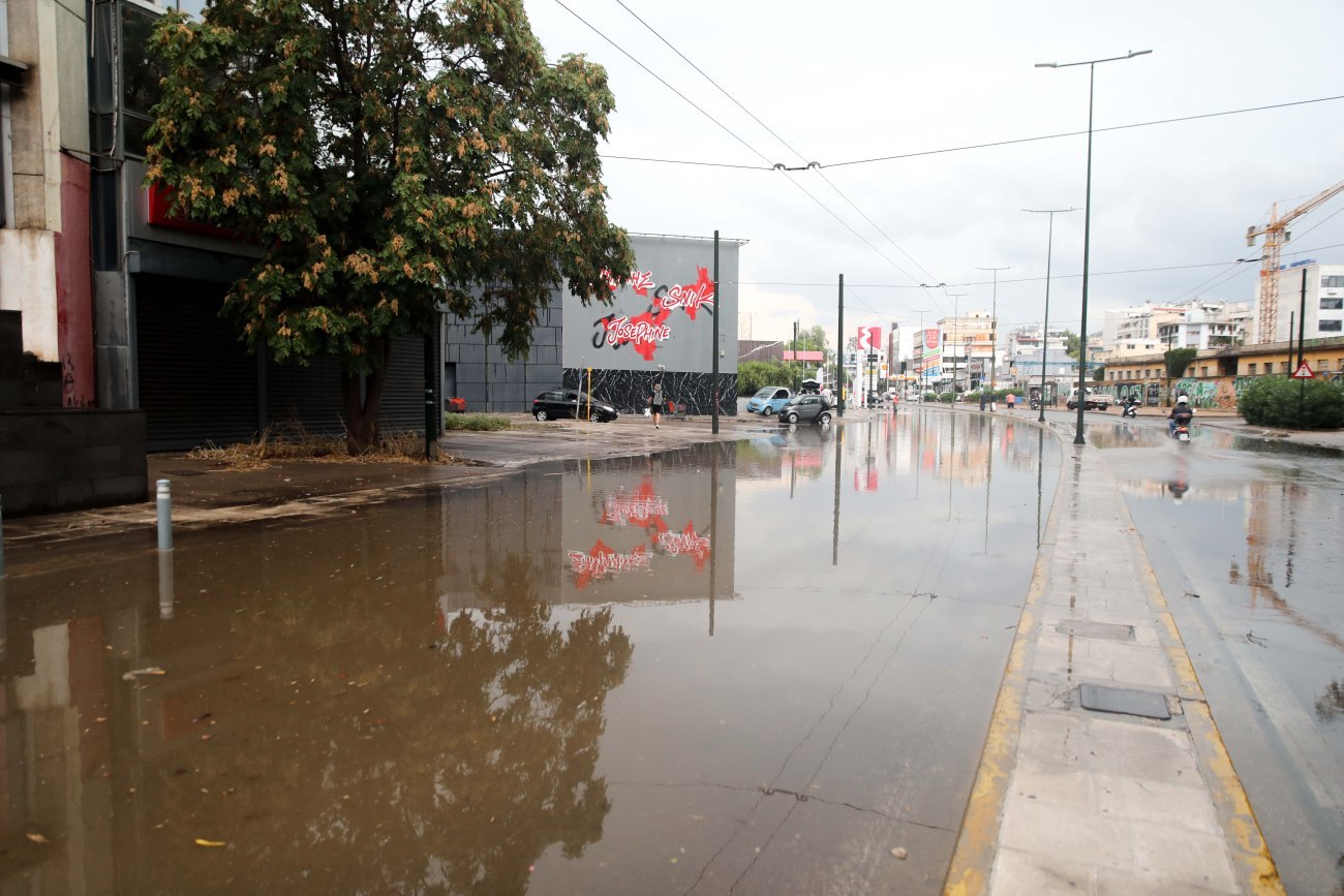 εικόνα που δείχνει πλημμυρισμένο κεντρικό δρόμο στο Λεκανοπέδιο