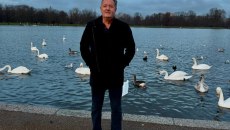 «Κατηγορώ τον Ντόναλντ Τραμπ»: Στο νοσοκομείο ο Πιρς Μόργκαν μετά από πτώση – Υποβλήθηκε σε αντικατάσταση ισχίου