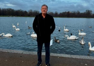 «Κατηγορώ τον Ντόναλντ Τραμπ»: Στο νοσοκομείο ο Πιρς Μόργκαν μετά από πτώση – Υποβλήθηκε σε αντικατάσταση ισχίου