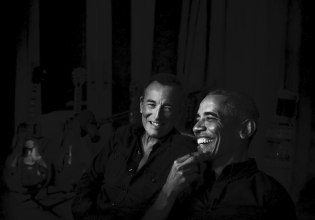 Επίθεση της κυβέρνησης Τραμπ στον Μπρους Σπρίνγκστιν: «Άσχετο» έβγαλαν το τραγούδι του για τα θύματα της ICE