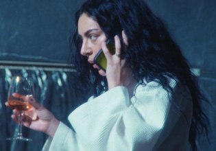 Η Gen Z ετοιμάζεται να κατακλύσει τις κινηματογραφικές αίθουσες για να δει την ταινία «The Moment» της Charli xcx