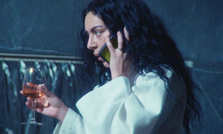 Η Gen Z ετοιμάζεται να κατακλύσει τις κινηματογραφικές αίθουσες για να δει την ταινία «The Moment» της Charli xcx