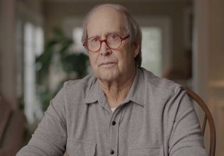 Ο Τσέβι Τσέις μιλά για την κακοποίηση που υπέστη ως παιδί – Η μητέρα του τον ξυπνούσε κάθε ημέρα «με χαστούκια»