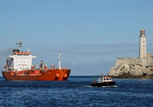 Ο Τραμπ εξετάζει το ενδεχόμενο αποκλεισμού της Κούβας για να εμποδιστούν οι εισαγωγές πετρελαίου
