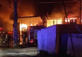 Σε εξέλιξη η μεγάλη φωτιά σε εργοστάσιο πλαστικών στις Αχαρνές – Καπνοί και αλυσιδωτές εκρήξεις