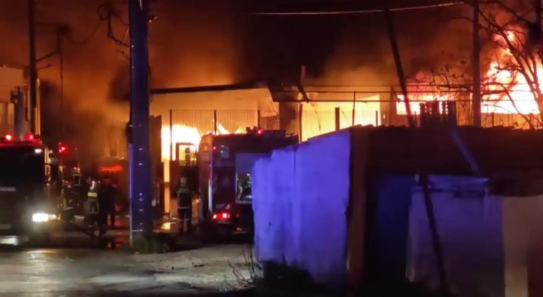Σε εξέλιξη η μεγάλη φωτιά σε εργοστάσιο πλαστικών στις Αχαρνές – Καπνοί και αλυσιδωτές εκρήξεις