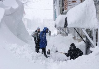 Ρωσία: Θαμμένες κάτω από το χιόνι ολόκληρες γειτονιές – Σκάβουν τούνελ για να φτάσουν στα σπίτια τους [βίντεο]