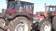 Μπλόκο της Νίκαιας: Μηνύσεις από τους αγρότες για τον βανδαλισμό στα τρακτέρ τους