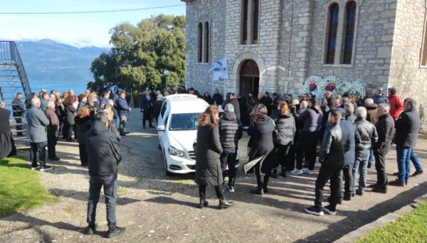 Δολοφονία στο Αγρίνιο: Βουβός ο πόνος στο τελευταίο «αντίο» στον 50χρονο