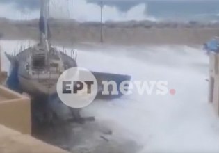 Γαύδος: H στιγμή που ορμητικά κύματα χτυπούν ιστιοπλοϊκό