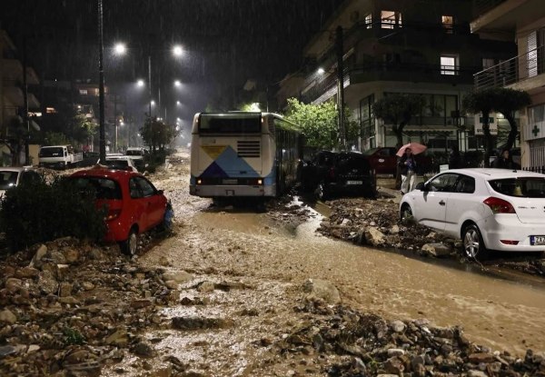 Σάρωσε τη χώρα η φονική κακοκαιρία: Δύο νεκροί, πλημμύρες, παγίδες θανάτου δρόμοι στην Αττική
