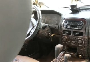 Κακοκαιρία: Γυναίκα παρασύρθηκε με το αυτοκίνητό της στη Βάρη – Έμεινε για τρεις ώρες σε ένα δέντρο