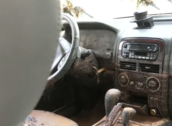 Κακοκαιρία: Γυναίκα παρασύρθηκε με το αυτοκίνητό της στη Βάρη – Έμεινε για τρεις ώρες σε ένα δέντρο