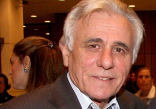 Πέθανε ο δημοσιογράφος Σπύρος Καρατζαφέρης