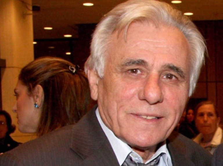 Πέθανε ο δημοσιογράφος Σπύρος Καρατζαφέρης