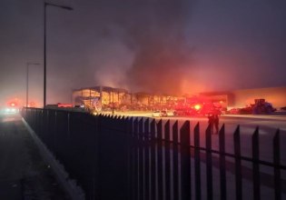 Τρίκαλα: Αγωνία για τις 5 αγνοούμενες στο φλεγόμενο εργοστάσιο Βιολάντα – Οκτώ άτομα στο νοσοκομείο