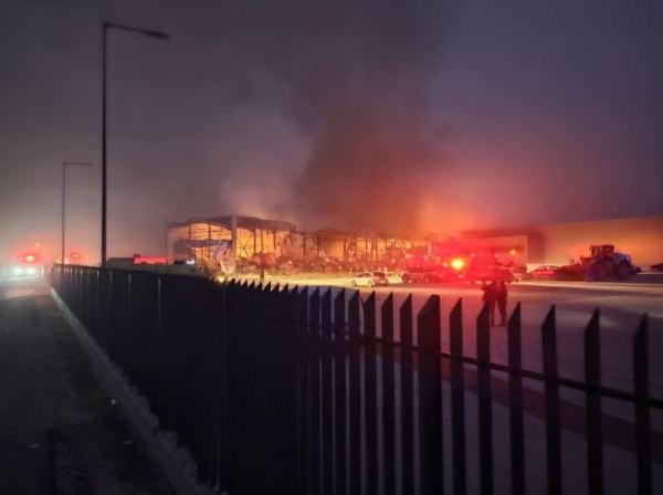 Τρίκαλα: Αγωνία για τις 5 αγνοούμενες στο φλεγόμενο εργοστάσιο Βιολάντα – Οκτώ άτομα στο νοσοκομείο