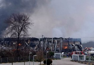 Τρίκαλα: Αγωνία για τις 5 αγνοούμενες στο φλεγόμενο εργοστάσιο Βιολάντα – Οκτώ άτομα στο νοσοκομείο