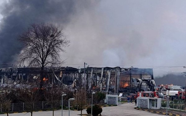 Τρίκαλα: Αγωνία για τις 5 αγνοούμενες στο φλεγόμενο εργοστάσιο Βιολάντα – Οκτώ άτομα στο νοσοκομείο