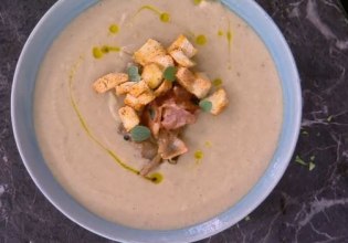 Συνταγή: Bελουτέ σούπα κουνουπίδι με μπέικον και μανιτάρια