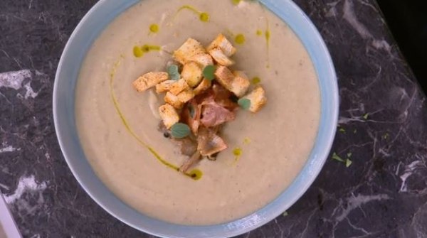 Συνταγή: Bελουτέ σούπα κουνουπίδι με μπέικον και μανιτάρια