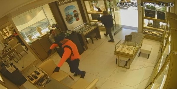 Χαλκιδική: Βίντεο ντοκουμέντο από τη ληστεία σε κοσμηματοπωλείο – Πώς οι «Ροζ Πάνθηρες» άρπαξαν κοσμήματα αξίας 580.000 ευρώ
