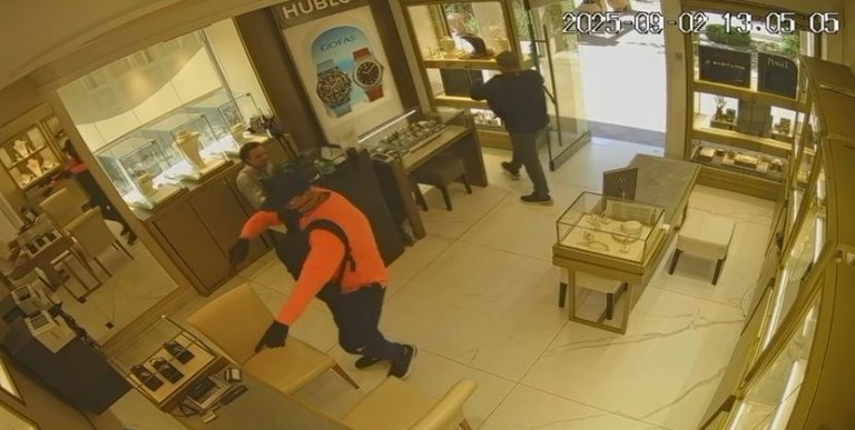Χαλκιδική: Βίντεο ντοκουμέντο από τη ληστεία σε κοσμηματοπωλείο - Πώς οι «Ροζ Πάνθηρες» άρπαξαν κοσμήματα αξίας 580.000 ευρώ