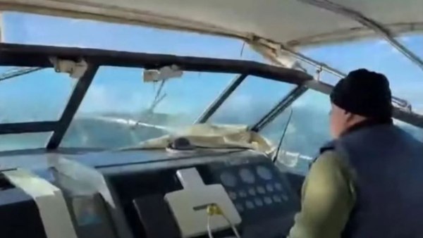 Διακομιδή 3χρονου από τη Σκιάθο στο Βόλο με σκάφος – Κόβει την ανάσα η μάχη με τα κύματα