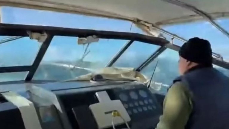 Διακομιδή 3χρονου από τη Σκιάθο στο Βόλο με σκάφος – Κόβει την ανάσα η μάχη με τα κύματα