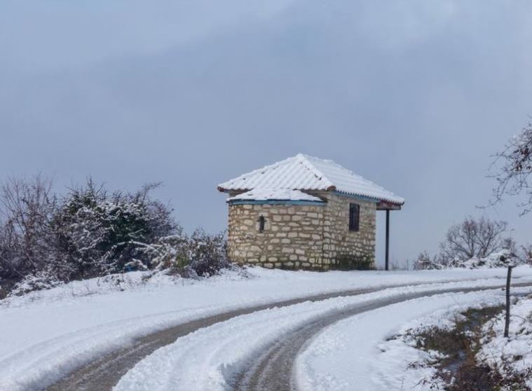 Στα «λευκά» Ηλεία, Μεσσηνία και Σέρρες – Χιονίζει σε Βίλια και Πάρνηθα