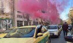 Απεργία ταξί: Με καπνογόνα και κόρνες οδεύουν προς το υπουργείο Μεταφορών