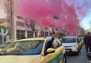 Απεργία ταξί: Με καπνογόνα και κόρνες οδεύουν προς το υπουργείο Μεταφορών