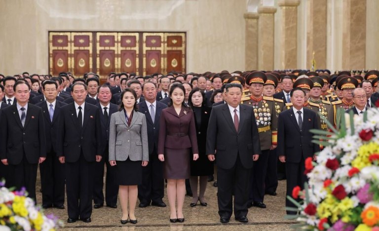 Βόρεια Κορέα: Πρώτη επίσημη επίσκεψη της κόρης του Κιμ Γιονγκ Ουν στο οικογενειακό μαυσωλείο