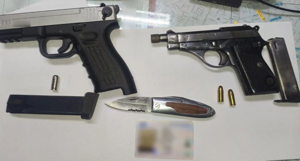 Παλαιό Φάληρο: Συνελήφθη 56χρονος γνωστός επιχειρηματίας με δύο όπλα, γεμιστήρες και σουγιά