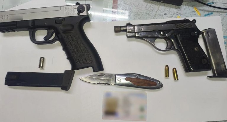 Παλαιό Φάληρο: Συνελήφθη 56χρονος γνωστός επιχειρηματίας με δύο όπλα, γεμιστήρες και σουγιά