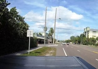 Φλόριντα: Άντρας σώζει δύο νήπια που περπατούσαν σε πολυσύχναστο δρόμο [βίντεο]