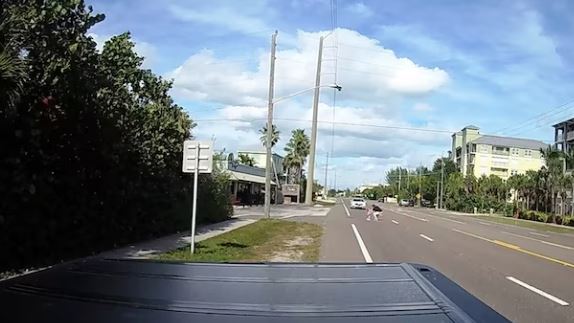 Φλόριντα: Άντρας σώζει δύο νήπια που περπατούσαν σε πολυσύχναστο δρόμο [βίντεο]