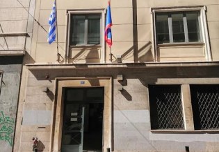 Άνδρας απειλεί να πέσει από την ταράτσα της Πολεοδομίας στην Αθήνα