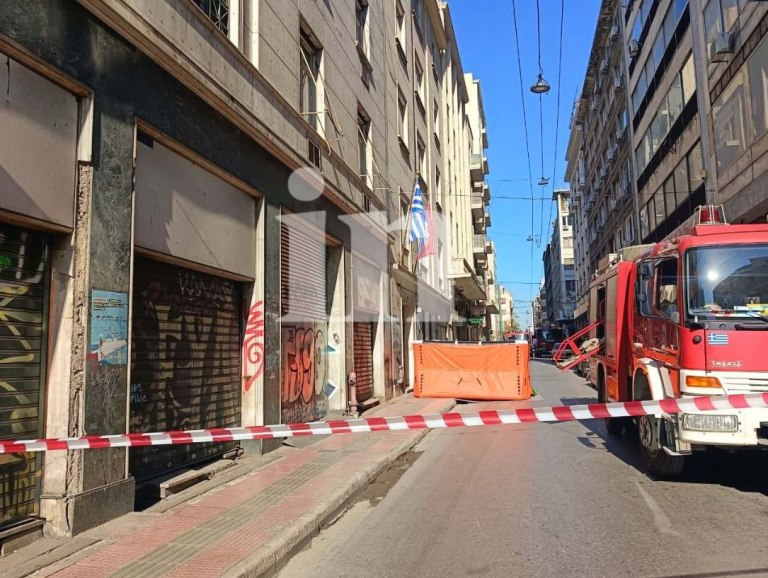 Άνδρας απειλεί να πέσει από την ταράτσα της Πολεοδομίας στην Αθήνα