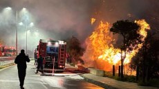 Κατασβέστηκε η φωτιά στα Καζάνια στο Πέραμα – Φλόγες 20 μέτρων, «αν δεν κλείναμε σωλήνες θα έφτανε στην Ε.Ο.»