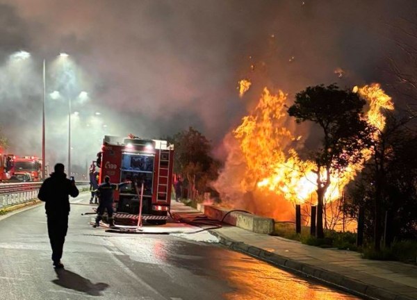 Κατασβέστηκε η φωτιά στα Καζάνια στο Πέραμα – Φλόγες 20 μέτρων, «αν δεν κλείναμε σωλήνες θα έφτανε στην Ε.Ο.»