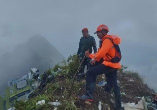 Ινδονησία: Οι αρχές εντόπισαν συντρίμμια αεροσκάφους που είχε χαθεί από τα ραντάρ