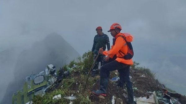 Ινδονησία: Οι αρχές εντόπισαν συντρίμμια αεροσκάφους που είχε χαθεί από τα ραντάρ