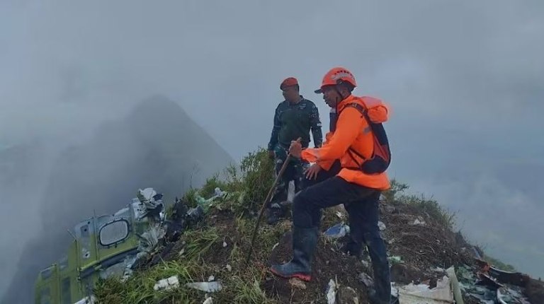 Ινδονησία: Οι αρχές εντόπισαν συντρίμμια αεροσκάφους που είχε χαθεί από τα ραντάρ