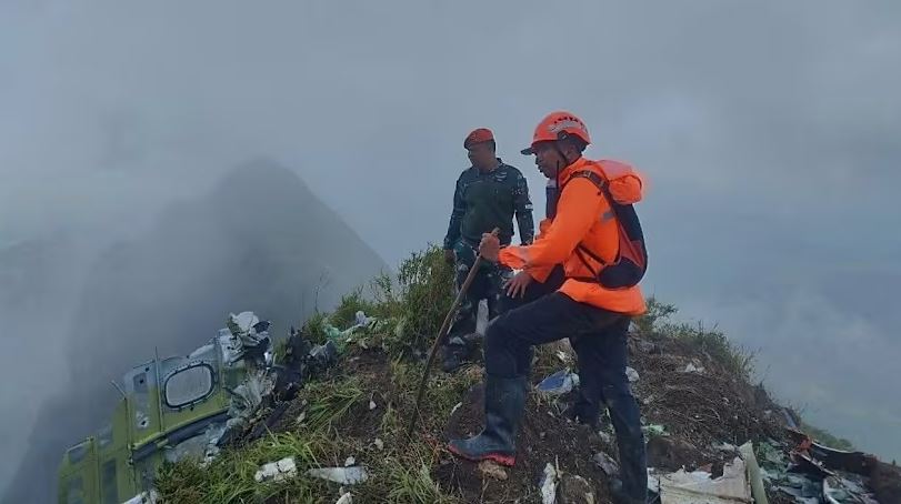 Ινδονησία: Οι αρχές εντόπισαν συντρίμμια αεροσκάφους που είχε χαθεί από τα ραντάρ
