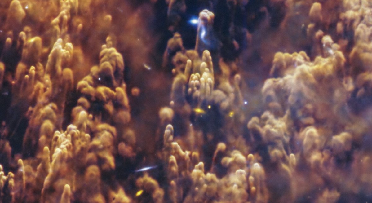 Ζουμ στην εικόνα του James Webb: Οι κίτρινες στήλες σχηματίζονται από θερμό αέριο που συγκρούεται με ψυχρά σύννεφα υλικού ([NASA, ESA, CSA, STScI, A. Pagan (STScI)]