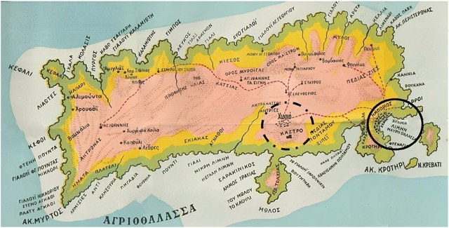 Χάρτης κλίμακας της Χάλκης από το 1950. Ο διακεκομμένος κύκλος δείχνει την κύρια ζώνη καταστροφής στο Παλαιόκαστρο στην κορυφή του λόφου, και στον οικισμό Χωριό,στην πλαγιά. Ο συνεχής κύκλος δείχνει την παράκτια περιοχή του λιμένα Εμπορειός (Triantafyllou, SRL 2026)