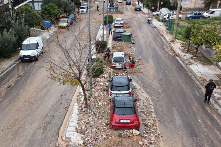 Κακοκαιρία στην Αττική: Στο ίδιο έργο θεατές – Τα νότια προάστια μετρούν τις πληγές τους