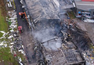 Εργατικό δυστύχημα στα Τρίκαλα: Ανέσυραν την πέμπτη σορό από το εργοστάσιο Βιολάντα οι πυροσβέστες